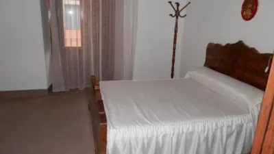 House for sale on Avenida Virgen de Gracia, Caudete (Albacete). A property with great potential in the town centre, featuring a 134m² plot and 297m² of built area. It comprises 6 bedrooms, kitchen, 2 living rooms, 3 bathrooms, patio, terrace, and a spacious garage. The house is arranged over two floors plus an attic. Price negotiable. Send us your offer. No commission for buyers. We finance purchases; please consult us. photo 5