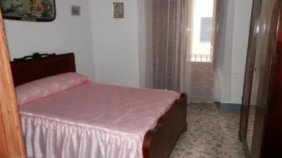 House for sale on Avenida Virgen de Gracia, Caudete (Albacete). A property with great potential in the town centre, featuring a 134m² plot and 297m² of built area. It comprises 6 bedrooms, kitchen, 2 living rooms, 3 bathrooms, patio, terrace, and a spacious garage. The house is arranged over two floors plus an attic. Price negotiable. Send us your offer. No commission for buyers. We finance purchases; please consult us. photo 6