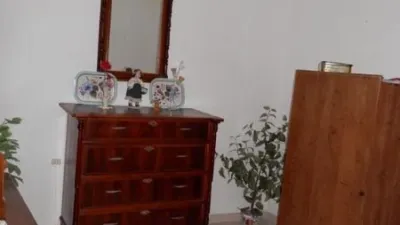House for sale on Avenida Virgen de Gracia, Caudete (Albacete). A property with great potential in the town centre, featuring a 134m² plot and 297m² of built area. It comprises 6 bedrooms, kitchen, 2 living rooms, 3 bathrooms, patio, terrace, and a spacious garage. The house is arranged over two floors plus an attic. Price negotiable. Send us your offer. No commission for buyers. We finance purchases; please consult us. photo 8