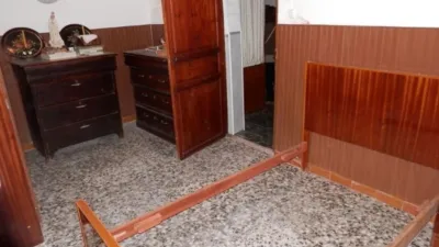 House for sale on Avenida Virgen de Gracia, Caudete (Albacete). A property with great potential in the town centre, featuring a 134m² plot and 297m² of built area. It comprises 6 bedrooms, kitchen, 2 living rooms, 3 bathrooms, patio, terrace, and a spacious garage. The house is arranged over two floors plus an attic. Price negotiable. Send us your offer. No commission for buyers. We finance purchases; please consult us. photo 9