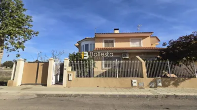 Chalet on a street in Cuenca photo 2