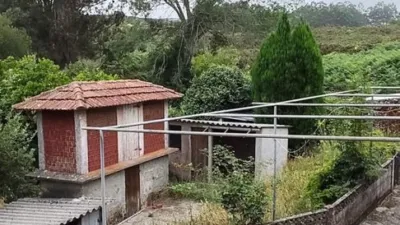Stone house with 2 floors in Linares, (Brion). The ground floor is used as a cellar or stables. The upper floor has a wood-burning kitchen, living room, dining room, bathroom and bedroom. Uralite roof with iron beams and wooden panels. Very quiet area. It has a granary, cellar and land. 3 km from San Felipe Castle and Cariño beach, and 10 km from Ferrol. Storage room. The sale price does not include taxes (ITP/AJD) nor Notary or Land Registry fees. REQUEST Detailed Information Sheet for the property Note: The information contained in this advertisement is purely informative and indicative, lacking contractual value. Data, areas, features, price and other information may be subject to possible errors, omissions, modifications or withdrawal of the property from the market without prior notice. photo 19