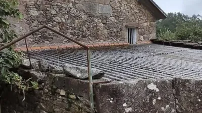 Stone house with 2 floors in Linares, (Brion). The ground floor is used as a cellar or stables. The upper floor has a wood-burning kitchen, living room, dining room, bathroom and bedroom. Uralite roof with iron beams and wooden panels. Very quiet area. It has a granary, cellar and land. 3 km from San Felipe Castle and Cariño beach, and 10 km from Ferrol. Storage room. The sale price does not include taxes (ITP/AJD) nor Notary or Land Registry fees. REQUEST Detailed Information Sheet for the property Note: The information contained in this advertisement is purely informative and indicative, lacking contractual value. Data, areas, features, price and other information may be subject to possible errors, omissions, modifications or withdrawal of the property from the market without prior notice. photo 36