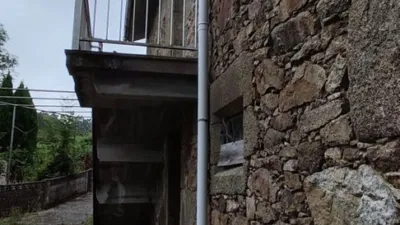 Stone house with 2 floors in Linares, (Brion). The ground floor is used as a cellar or stables. The upper floor has a wood-burning kitchen, living room, dining room, bathroom and bedroom. Uralite roof with iron beams and wooden panels. Very quiet area. It has a granary, cellar and land. 3 km from San Felipe Castle and Cariño beach, and 10 km from Ferrol. Storage room. The sale price does not include taxes (ITP/AJD) nor Notary or Land Registry fees. REQUEST Detailed Information Sheet for the property Note: The information contained in this advertisement is purely informative and indicative, lacking contractual value. Data, areas, features, price and other information may be subject to possible errors, omissions, modifications or withdrawal of the property from the market without prior notice. photo 32