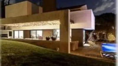 Detached house for sale in Begues, located in the Mas Ferrer area. Plot size: 1,364m² with a built-up area of 364m². Features 5 bedrooms (1 suite with dressing room), 3 bathrooms (2 with double shower and 1 with jacuzzi). Santos kitchen equipped with Neff appliances. Spacious living-dining room with library area and billiard room. Parquet flooring, aluminium windows, heating and air conditioning, reinforced door. Large garden with pool and chill-out area with barbecue. Solar panels included. The property is in very good condition and situated in a quiet location. photo 10