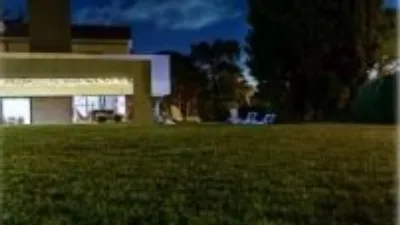 Detached house for sale in Begues, located in the Mas Ferrer area. Plot size: 1,364m² with a built-up area of 364m². Features 5 bedrooms (1 suite with dressing room), 3 bathrooms (2 with double shower and 1 with jacuzzi). Santos kitchen equipped with Neff appliances. Spacious living-dining room with library area and billiard room. Parquet flooring, aluminium windows, heating and air conditioning, reinforced door. Large garden with pool and chill-out area with barbecue. Solar panels included. The property is in very good condition and situated in a quiet location. photo 14