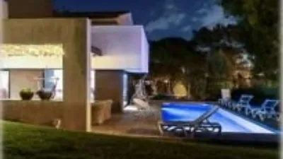 Detached house for sale in Begues, located in the Mas Ferrer area. Plot size: 1,364m² with a built-up area of 364m². Features 5 bedrooms (1 suite with dressing room), 3 bathrooms (2 with double shower and 1 with jacuzzi). Santos kitchen equipped with Neff appliances. Spacious living-dining room with library area and billiard room. Parquet flooring, aluminium windows, heating and air conditioning, reinforced door. Large garden with pool and chill-out area with barbecue. Solar panels included. The property is in very good condition and situated in a quiet location. photo 15
