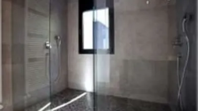 Detached house for sale in Begues, located in the Mas Ferrer area. Plot size: 1,364m² with a built-up area of 364m². Features 5 bedrooms (1 suite with dressing room), 3 bathrooms (2 with double shower and 1 with jacuzzi). Santos kitchen equipped with Neff appliances. Spacious living-dining room with library area and billiard room. Parquet flooring, aluminium windows, heating and air conditioning, reinforced door. Large garden with pool and chill-out area with barbecue. Solar panels included. The property is in very good condition and situated in a quiet location. photo 39