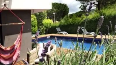 Detached house for sale in Begues, located in the Mas Ferrer area. Plot size: 1,364m² with a built-up area of 364m². Features 5 bedrooms (1 suite with dressing room), 3 bathrooms (2 with double shower and 1 with jacuzzi). Santos kitchen equipped with Neff appliances. Spacious living-dining room with library area and billiard room. Parquet flooring, aluminium windows, heating and air conditioning, reinforced door. Large garden with pool and chill-out area with barbecue. Solar panels included. The property is in very good condition and situated in a quiet location. photo 3