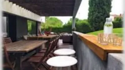 Detached house for sale in Begues, located in the Mas Ferrer area. Plot size: 1,364m² with a built-up area of 364m². Features 5 bedrooms (1 suite with dressing room), 3 bathrooms (2 with double shower and 1 with jacuzzi). Santos kitchen equipped with Neff appliances. Spacious living-dining room with library area and billiard room. Parquet flooring, aluminium windows, heating and air conditioning, reinforced door. Large garden with pool and chill-out area with barbecue. Solar panels included. The property is in very good condition and situated in a quiet location. photo 46