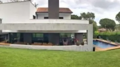 Detached house for sale in Begues, located in the Mas Ferrer area. Plot size: 1,364m² with a built-up area of 364m². Features 5 bedrooms (1 suite with dressing room), 3 bathrooms (2 with double shower and 1 with jacuzzi). Santos kitchen equipped with Neff appliances. Spacious living-dining room with library area and billiard room. Parquet flooring, aluminium windows, heating and air conditioning, reinforced door. Large garden with pool and chill-out area with barbecue. Solar panels included. The property is in very good condition and situated in a quiet location. photo 7