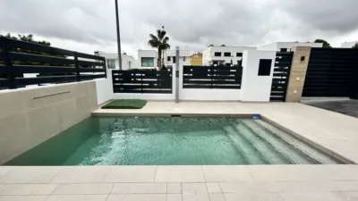 Semi-detached chalet on Avenida Santa Clara photo 4