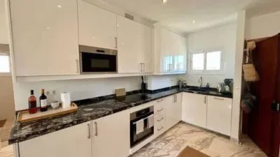 Apartment on the middle floor, Fuengirola, Costa del Sol. 2 bedrooms, 1 bathroom, built area 0 m². Location: first line of the beach, city, close to shops, close to the sea, complex 1st line of the beach. Orientation: east. Condition: excellent, recently renovated. Pool: community pool. Air conditioning: air conditioning. Views: sea. Features: covered terrace, private terrace. Kitchen: equipped. photo 5