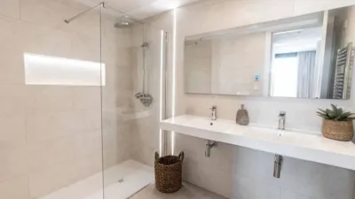 Apartment on Avenida de Santa Amalia photo 17