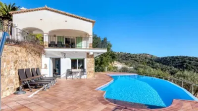 Chalet on Carrer d'Erentale photo 3