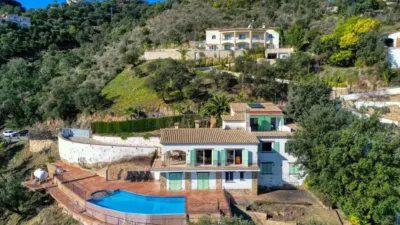Chalet on Carrer d'Erentale photo 4