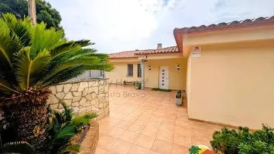 Chalet on Calle Lluisa Usall i Bosch No Number photo 45