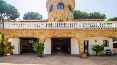 Chalet on Carrer de Víctor Català photo 2