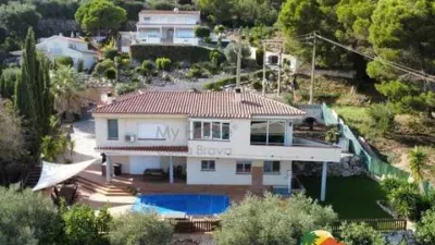Chalet on Calle Lluisa Usall i Bosch No Number photo 51
