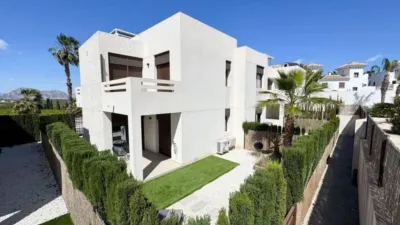 Chalet on Avenida Antonio Pedrera Soler photo 2