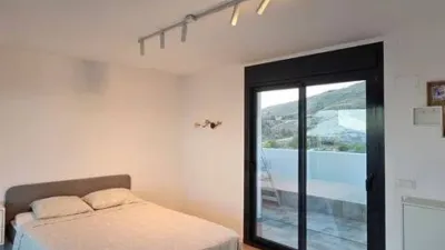 Duplex Penthouse with Dream Views: Infinite Mediterranean Sea Views - Camporosso Village, Finestrat 112 m² interior | 191.51 m² total built-up area | 170.27 m² usable surface 3 bedrooms | 3 bathrooms 82.56 m² of terraces, including a spectacular rooftop solarium of 43.82 m² with jacuzzi Stunning panoramic sea views 1 parking space included Energy Class A - Extremely energy efficient (30 kWh/m²/year) Layout: First Floor (74 m²): Open-plan living-dining room with modern kitchen, 2 bedrooms (master with en-suite bathroom), 2 bathrooms and 16 m² terrace with sea views. Second Floor (29 m²): Spacious third bedroom/multi-purpose room, bathroom, storage room, 16.60 m² terrace, plus an impressive rooftop solarium of 43.82 m² with 180° panoramic sea and Benidorm skyline views! Features: Air conditioning (heating/cooling) | Automatic awnings and electric shutters | Alarm system | Fully equipped modern kitchen | Parking space included | Energy rating A | All furniture included | Complete smart home system controllable via mobile app (electric shutters, all lights, air conditioning, door intercom and more) Community Services: Outdoor and heated swimming pools | Padel court | Gym | Children's playground | Gardens Privileged Location - Calle Colombia 2, Finestrat: 10 min to beaches | Shopping centres and supermarkets | Golf courses | Restaurants | Medical services and schools Perfect for: Families, investors, seekers of Mediterranean lifestyle, permanent or holiday residence, the best of life on the Costa Blanca. A Unique Opportunity: Modern duplex penthouse with A energy certification, huge private rooftop solarium with jacuzzi, smart home technology and all furniture included in one of the most complete urbanisations on the Costa Blanca. photo 42