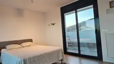 Duplex Penthouse with Dream Views: Infinite Mediterranean Sea Views - Camporosso Village, Finestrat 112 m² interior | 191.51 m² total built-up area | 170.27 m² usable surface 3 bedrooms | 3 bathrooms 82.56 m² of terraces, including a spectacular rooftop solarium of 43.82 m² with jacuzzi Stunning panoramic sea views 1 parking space included Energy Class A - Extremely energy efficient (30 kWh/m²/year) Layout: First Floor (74 m²): Open-plan living-dining room with modern kitchen, 2 bedrooms (master with en-suite bathroom), 2 bathrooms and 16 m² terrace with sea views. Second Floor (29 m²): Spacious third bedroom/multi-purpose room, bathroom, storage room, 16.60 m² terrace, plus an impressive rooftop solarium of 43.82 m² with 180° panoramic sea and Benidorm skyline views! Features: Air conditioning (heating/cooling) | Automatic awnings and electric shutters | Alarm system | Fully equipped modern kitchen | Parking space included | Energy rating A | All furniture included | Complete smart home system controllable via mobile app (electric shutters, all lights, air conditioning, door intercom and more) Community Services: Outdoor and heated swimming pools | Padel court | Gym | Children's playground | Gardens Privileged Location - Calle Colombia 2, Finestrat: 10 min to beaches | Shopping centres and supermarkets | Golf courses | Restaurants | Medical services and schools Perfect for: Families, investors, seekers of Mediterranean lifestyle, permanent or holiday residence, the best of life on the Costa Blanca. A Unique Opportunity: Modern duplex penthouse with A energy certification, huge private rooftop solarium with jacuzzi, smart home technology and all furniture included in one of the most complete urbanisations on the Costa Blanca. photo 39