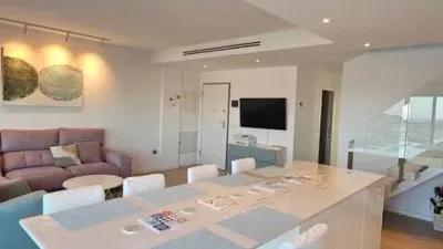 Duplex Penthouse with Dream Views: Infinite Mediterranean Sea Views - Camporosso Village, Finestrat 112 m² interior | 191.51 m² total built-up area | 170.27 m² usable surface 3 bedrooms | 3 bathrooms 82.56 m² of terraces, including a spectacular rooftop solarium of 43.82 m² with jacuzzi Stunning panoramic sea views 1 parking space included Energy Class A - Extremely energy efficient (30 kWh/m²/year) Layout: First Floor (74 m²): Open-plan living-dining room with modern kitchen, 2 bedrooms (master with en-suite bathroom), 2 bathrooms and 16 m² terrace with sea views. Second Floor (29 m²): Spacious third bedroom/multi-purpose room, bathroom, storage room, 16.60 m² terrace, plus an impressive rooftop solarium of 43.82 m² with 180° panoramic sea and Benidorm skyline views! Features: Air conditioning (heating/cooling) | Automatic awnings and electric shutters | Alarm system | Fully equipped modern kitchen | Parking space included | Energy rating A | All furniture included | Complete smart home system controllable via mobile app (electric shutters, all lights, air conditioning, door intercom and more) Community Services: Outdoor and heated swimming pools | Padel court | Gym | Children's playground | Gardens Privileged Location - Calle Colombia 2, Finestrat: 10 min to beaches | Shopping centres and supermarkets | Golf courses | Restaurants | Medical services and schools Perfect for: Families, investors, seekers of Mediterranean lifestyle, permanent or holiday residence, the best of life on the Costa Blanca. A Unique Opportunity: Modern duplex penthouse with A energy certification, huge private rooftop solarium with jacuzzi, smart home technology and all furniture included in one of the most complete urbanisations on the Costa Blanca. photo 13