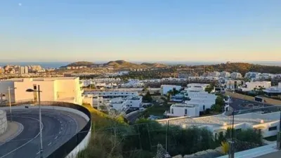 Duplex Penthouse with Dream Views: Infinite Mediterranean Sea Views - Camporosso Village, Finestrat 112 m² interior | 191.51 m² total built-up area | 170.27 m² usable surface 3 bedrooms | 3 bathrooms 82.56 m² of terraces, including a spectacular rooftop solarium of 43.82 m² with jacuzzi Stunning panoramic sea views 1 parking space included Energy Class A - Extremely energy efficient (30 kWh/m²/year) Layout: First Floor (74 m²): Open-plan living-dining room with modern kitchen, 2 bedrooms (master with en-suite bathroom), 2 bathrooms and 16 m² terrace with sea views. Second Floor (29 m²): Spacious third bedroom/multi-purpose room, bathroom, storage room, 16.60 m² terrace, plus an impressive rooftop solarium of 43.82 m² with 180° panoramic sea and Benidorm skyline views! Features: Air conditioning (heating/cooling) | Automatic awnings and electric shutters | Alarm system | Fully equipped modern kitchen | Parking space included | Energy rating A | All furniture included | Complete smart home system controllable via mobile app (electric shutters, all lights, air conditioning, door intercom and more) Community Services: Outdoor and heated swimming pools | Padel court | Gym | Children's playground | Gardens Privileged Location - Calle Colombia 2, Finestrat: 10 min to beaches | Shopping centres and supermarkets | Golf courses | Restaurants | Medical services and schools Perfect for: Families, investors, seekers of Mediterranean lifestyle, permanent or holiday residence, the best of life on the Costa Blanca. A Unique Opportunity: Modern duplex penthouse with A energy certification, huge private rooftop solarium with jacuzzi, smart home technology and all furniture included in one of the most complete urbanisations on the Costa Blanca. photo 47