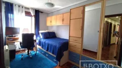 Apartment in Iralabarri photo 9