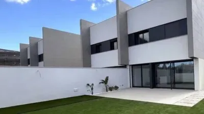 Townhouse on Carrer d'Edmund Halley photo 2