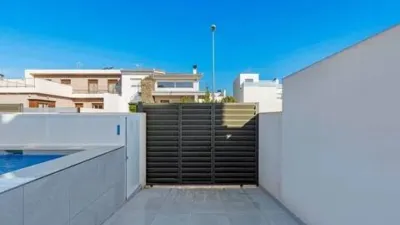 Terraced house on Rosalía de Castro Street photo 3