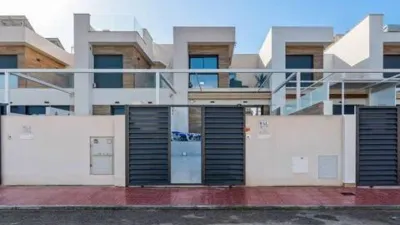 Terraced house on Rosalía de Castro Street photo 2