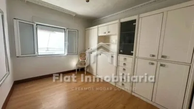 Flat Inmobiliaria is selling a flat in the Centro de Castro - Urdiales area, located with all amenities at hand, close to Ostende beach and the port. It comprises a living-dining room, three bedrooms, kitchen, bathroom and terrace. The property needs updating, with double-glazed PVC windows. Concrete building with lift. An excellent opportunity both as a main residence and as an investment, thanks to its central location and proximity to the sea. If you are interested, please get in touch with us to arrange a viewing! photo 7