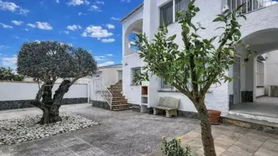 Chalet on Carrer del Montseny photo 2