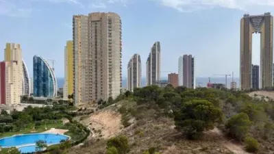 Loft for sale in Terramar Community, Benidorm. Located in Poniente, south-facing. €3,125/m². Opposite the Intempo building in Benidorm. Surrounded by green areas and a golf course. 2 bathrooms: 1 WC + 1 shower room. Walk-in closet. Fully equipped kitchen with high-quality Bosch appliances. The kitchen and dining area form a comfortable and cozy loft, complete with a leather sofa bed. Terrace with beautiful exterior views. Fully external apartment with plenty of natural light. Includes parking space. Storage room (2 × 2 m²). Elevator. Air conditioning-heating. 3 outdoor pools. 1 indoor heated pool. Full gym with showers. 4 WCs. 2 tennis-padel courts. Ping-pong table. Walking paths within the complex with benches. Alarm system installed. photo 10