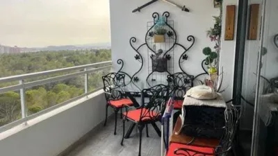 Loft for sale in Terramar Community, Benidorm. Located in Poniente, south-facing. €3,125/m². Opposite the Intempo building in Benidorm. Surrounded by green areas and a golf course. 2 bathrooms: 1 WC + 1 shower room. Walk-in closet. Fully equipped kitchen with high-quality Bosch appliances. The kitchen and dining area form a comfortable and cozy loft, complete with a leather sofa bed. Terrace with beautiful exterior views. Fully external apartment with plenty of natural light. Includes parking space. Storage room (2 × 2 m²). Elevator. Air conditioning-heating. 3 outdoor pools. 1 indoor heated pool. Full gym with showers. 4 WCs. 2 tennis-padel courts. Ping-pong table. Walking paths within the complex with benches. Alarm system installed. photo 13