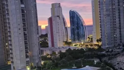 Loft for sale in Terramar Community, Benidorm. Located in Poniente, south-facing. €3,125/m². Opposite the Intempo building in Benidorm. Surrounded by green areas and a golf course. 2 bathrooms: 1 WC + 1 shower room. Walk-in closet. Fully equipped kitchen with high-quality Bosch appliances. The kitchen and dining area form a comfortable and cozy loft, complete with a leather sofa bed. Terrace with beautiful exterior views. Fully external apartment with plenty of natural light. Includes parking space. Storage room (2 × 2 m²). Elevator. Air conditioning-heating. 3 outdoor pools. 1 indoor heated pool. Full gym with showers. 4 WCs. 2 tennis-padel courts. Ping-pong table. Walking paths within the complex with benches. Alarm system installed. photo 4