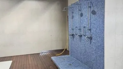 Loft for sale in Terramar Community, Benidorm. Located in Poniente, south-facing. €3,125/m². Opposite the Intempo building in Benidorm. Surrounded by green areas and a golf course. 2 bathrooms: 1 WC + 1 shower room. Walk-in closet. Fully equipped kitchen with high-quality Bosch appliances. The kitchen and dining area form a comfortable and cozy loft, complete with a leather sofa bed. Terrace with beautiful exterior views. Fully external apartment with plenty of natural light. Includes parking space. Storage room (2 × 2 m²). Elevator. Air conditioning-heating. 3 outdoor pools. 1 indoor heated pool. Full gym with showers. 4 WCs. 2 tennis-padel courts. Ping-pong table. Walking paths within the complex with benches. Alarm system installed. photo 14