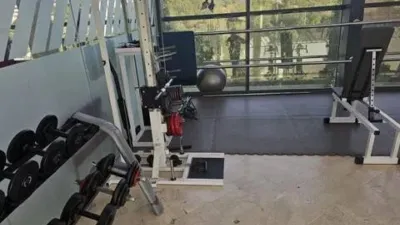 Loft for sale in Terramar Community, Benidorm. Located in Poniente, south-facing. €3,125/m². Opposite the Intempo building in Benidorm. Surrounded by green areas and a golf course. 2 bathrooms: 1 WC + 1 shower room. Walk-in closet. Fully equipped kitchen with high-quality Bosch appliances. The kitchen and dining area form a comfortable and cozy loft, complete with a leather sofa bed. Terrace with beautiful exterior views. Fully external apartment with plenty of natural light. Includes parking space. Storage room (2 × 2 m²). Elevator. Air conditioning-heating. 3 outdoor pools. 1 indoor heated pool. Full gym with showers. 4 WCs. 2 tennis-padel courts. Ping-pong table. Walking paths within the complex with benches. Alarm system installed. photo 22