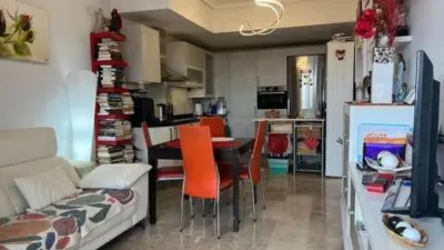Loft for sale in Terramar Community, Benidorm. Located in Poniente, south-facing. €3,125/m². Opposite the Intempo building in Benidorm. Surrounded by green areas and a golf course. 2 bathrooms: 1 WC + 1 shower room. Walk-in closet. Fully equipped kitchen with high-quality Bosch appliances. The kitchen and dining area form a comfortable and cozy loft, complete with a leather sofa bed. Terrace with beautiful exterior views. Fully external apartment with plenty of natural light. Includes parking space. Storage room (2 × 2 m²). Elevator. Air conditioning-heating. 3 outdoor pools. 1 indoor heated pool. Full gym with showers. 4 WCs. 2 tennis-padel courts. Ping-pong table. Walking paths within the complex with benches. Alarm system installed. photo 6