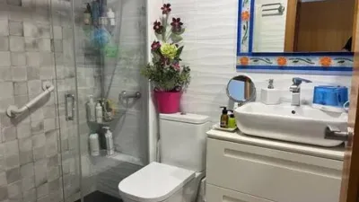Loft for sale in Terramar Community, Benidorm. Located in Poniente, south-facing. €3,125/m². Opposite the Intempo building in Benidorm. Surrounded by green areas and a golf course. 2 bathrooms: 1 WC + 1 shower room. Walk-in closet. Fully equipped kitchen with high-quality Bosch appliances. The kitchen and dining area form a comfortable and cozy loft, complete with a leather sofa bed. Terrace with beautiful exterior views. Fully external apartment with plenty of natural light. Includes parking space. Storage room (2 × 2 m²). Elevator. Air conditioning-heating. 3 outdoor pools. 1 indoor heated pool. Full gym with showers. 4 WCs. 2 tennis-padel courts. Ping-pong table. Walking paths within the complex with benches. Alarm system installed. photo 25