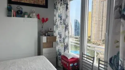 Loft for sale in Terramar Community, Benidorm. Located in Poniente, south-facing. €3,125/m². Opposite the Intempo building in Benidorm. Surrounded by green areas and a golf course. 2 bathrooms: 1 WC + 1 shower room. Walk-in closet. Fully equipped kitchen with high-quality Bosch appliances. The kitchen and dining area form a comfortable and cozy loft, complete with a leather sofa bed. Terrace with beautiful exterior views. Fully external apartment with plenty of natural light. Includes parking space. Storage room (2 × 2 m²). Elevator. Air conditioning-heating. 3 outdoor pools. 1 indoor heated pool. Full gym with showers. 4 WCs. 2 tennis-padel courts. Ping-pong table. Walking paths within the complex with benches. Alarm system installed. photo 8