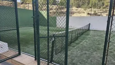 Loft for sale in Terramar Community, Benidorm. Located in Poniente, south-facing. €3,125/m². Opposite the Intempo building in Benidorm. Surrounded by green areas and a golf course. 2 bathrooms: 1 WC + 1 shower room. Walk-in closet. Fully equipped kitchen with high-quality Bosch appliances. The kitchen and dining area form a comfortable and cozy loft, complete with a leather sofa bed. Terrace with beautiful exterior views. Fully external apartment with plenty of natural light. Includes parking space. Storage room (2 × 2 m²). Elevator. Air conditioning-heating. 3 outdoor pools. 1 indoor heated pool. Full gym with showers. 4 WCs. 2 tennis-padel courts. Ping-pong table. Walking paths within the complex with benches. Alarm system installed. photo 21