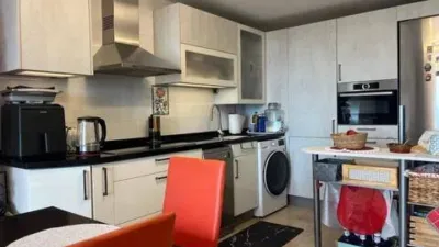Loft for sale in Terramar Community, Benidorm. Located in Poniente, south-facing. €3,125/m². Opposite the Intempo building in Benidorm. Surrounded by green areas and a golf course. 2 bathrooms: 1 WC + 1 shower room. Walk-in closet. Fully equipped kitchen with high-quality Bosch appliances. The kitchen and dining area form a comfortable and cozy loft, complete with a leather sofa bed. Terrace with beautiful exterior views. Fully external apartment with plenty of natural light. Includes parking space. Storage room (2 × 2 m²). Elevator. Air conditioning-heating. 3 outdoor pools. 1 indoor heated pool. Full gym with showers. 4 WCs. 2 tennis-padel courts. Ping-pong table. Walking paths within the complex with benches. Alarm system installed. photo 7