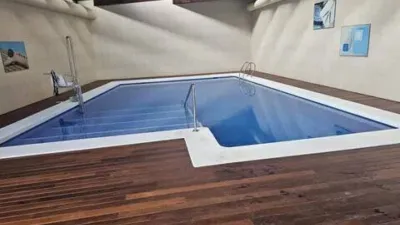 Loft for sale in Terramar Community, Benidorm. Located in Poniente, south-facing. €3,125/m². Opposite the Intempo building in Benidorm. Surrounded by green areas and a golf course. 2 bathrooms: 1 WC + 1 shower room. Walk-in closet. Fully equipped kitchen with high-quality Bosch appliances. The kitchen and dining area form a comfortable and cozy loft, complete with a leather sofa bed. Terrace with beautiful exterior views. Fully external apartment with plenty of natural light. Includes parking space. Storage room (2 × 2 m²). Elevator. Air conditioning-heating. 3 outdoor pools. 1 indoor heated pool. Full gym with showers. 4 WCs. 2 tennis-padel courts. Ping-pong table. Walking paths within the complex with benches. Alarm system installed. photo 18
