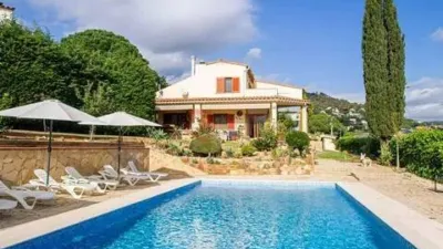 Chalet on Carrer del Priorat photo 2