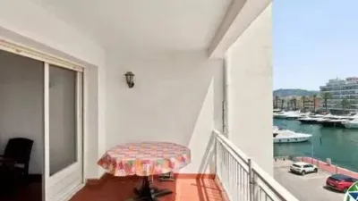 Apartment with cabin and 8 m² terrace for sale in the Nausica building, Port Grec Sector, Empuriabrava. Discover this bright apartment with a cabin located in one of the most attractive areas of Empuriabrava, offering spectacular views of the main canal. The property features an open kitchen integrated into a spacious living-dining room, creating a comfortable and functional space with direct access to a magnificent terrace where you can enjoy privileged views and pleasant outdoor moments. It also includes a full bathroom and a practical cabin that provides additional space with multiple usage possibilities. The property requires renovation, making it an excellent opportunity to customize it to your taste and increase its value, whether as a holiday home, investment, or primary residence. Don’t miss this chance. Visit it and discover all the potential this unique property in Empuriabrava has to offer. Location: PORT GREC Street, Empuriabrava. AICAT registration number: 8606. ITP: Current type applies. Notary and registry fees according to tariff. photo 3