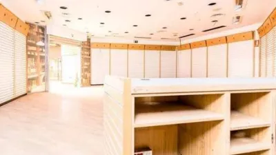 Local comercial en venta en Calle de Ramón y Cajal - Más
