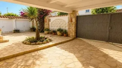 Chalet on Carrer de l'Ebre photo 6