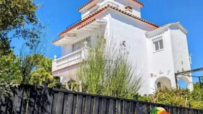Chalet on Carrer del Montsia photo 3